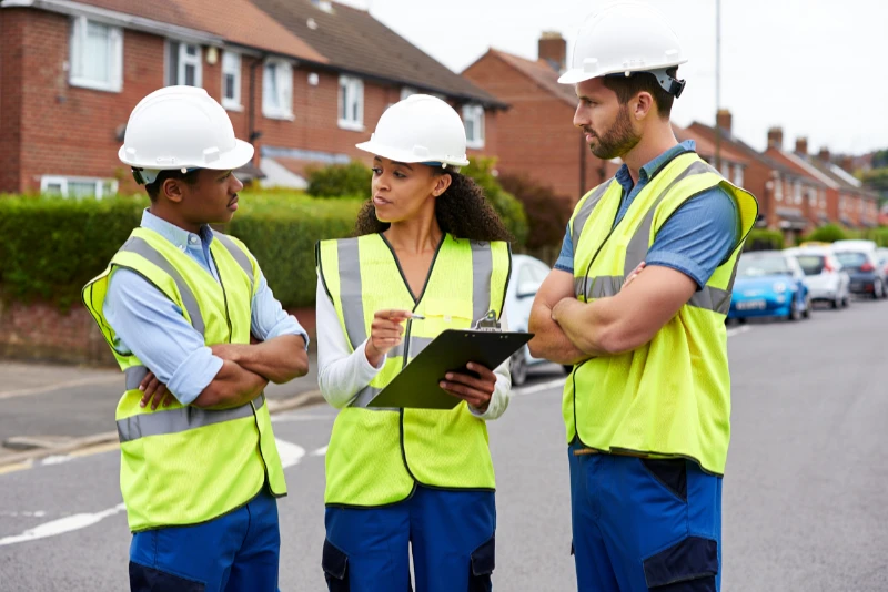 picture of workers chatting to each other wearing hard hats